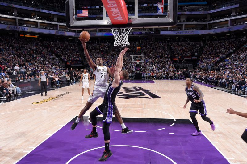 SACRAMENTO, CA - FEBRUARY 8:  Yves Missi #21 of the New Orleans Pelicans drives to the basket during the game against the Sacramento Kings on February 8, 2025 at Golden 1 Center in Sacramento, California. NOTE TO USER: User expressly acknowledges and agrees that, by downloading and or using this Photograph, user is consenting to the terms and conditions of the Getty Images License Agreement. Mandatory Copyright Notice: Copyright 2025 NBAE (Photo by Rocky Widner/NBAE via Getty Images)