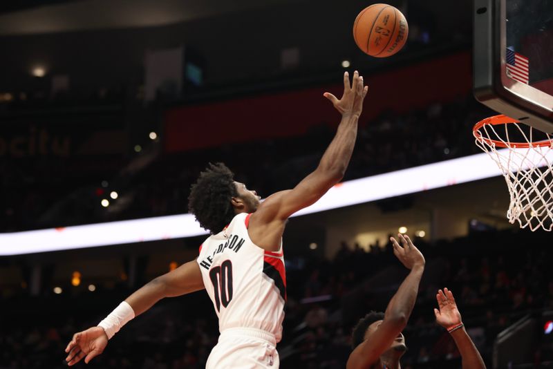 PORTLAND, OREGON - OCTOBER 27: Scoot Henderson #00 of the Portland Trail Blazers drives to the basket against the New Orleans Pelicans during the third quarter at Moda Center on October 27, 2024 in Portland, Oregon. NOTE TO USER: User expressly acknowledges and agrees that, by downloading and or using this photograph, User is consenting to the terms and conditions of the Getty Images License Agreement.? (Photo by Amanda Loman/Getty Images)