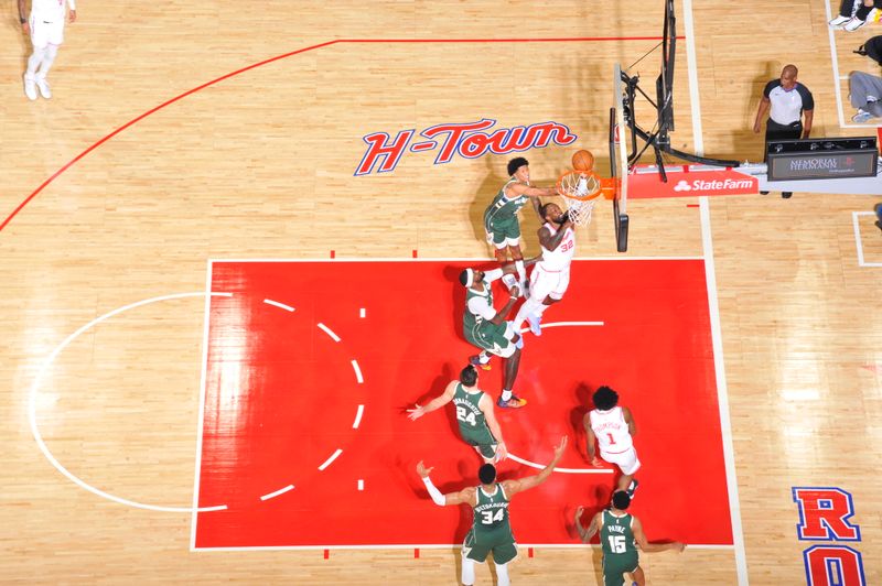 HOUSTON, TX - JANUARY 6: Jeff Green #32 of the Houston Rockets drives to the basket during the game against the Milwaukee Bucks on January 6, 2024 at the Toyota Center in Houston, Texas. NOTE TO USER: User expressly acknowledges and agrees that, by downloading and or using this photograph, User is consenting to the terms and conditions of the Getty Images License Agreement. Mandatory Copyright Notice: Copyright 2024 NBAE (Photo by Logan Riely/NBAE via Getty Images)