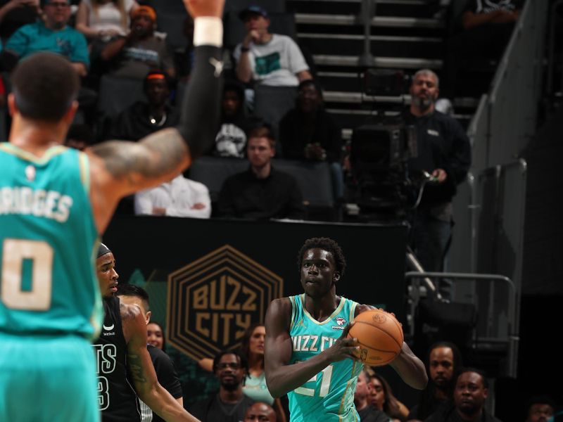 CHARLOTTE, NC - MARCH 9: JT Thor #21 of the Charlotte Hornets passes the ball to Miles Bridges #0 during the game against the Brooklyn Nets on March 9, 2024 at Spectrum Center in Charlotte, North Carolina. NOTE TO USER: User expressly acknowledges and agrees that, by downloading and or using this photograph, User is consenting to the terms and conditions of the Getty Images License Agreement. Mandatory Copyright Notice: Copyright 2024 NBAE (Photo by Kent Smith/NBAE via Getty Images)