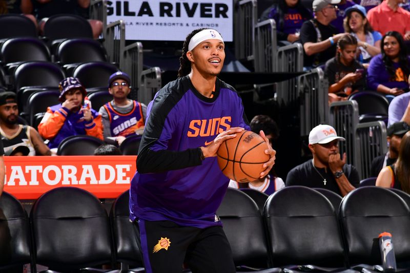 PHOENIX, AZ - OCTOBER 11: Damion Lee #10 of the Phoenix Suns shoots the ball before the game on October 11, 2024 at Footprint Center in Phoenix, Arizona. NOTE TO USER: User expressly acknowledges and agrees that, by downloading and or using this photograph, user is consenting to the terms and conditions of the Getty Images License Agreement. Mandatory Copyright Notice: Copyright 2024 NBAE (Photo by Kate Frese/NBAE via Getty Images)