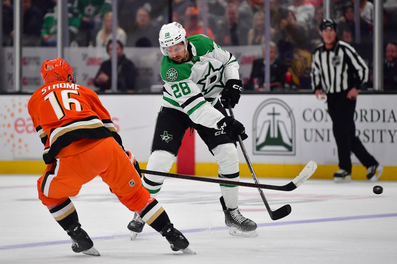 Anaheim Ducks' Third Period Dominance Secures Victory Over Dallas Stars