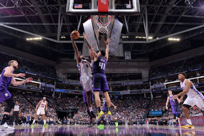 SACRAMENTO, CA - JANUARY 1:  Paul George #8 of the Philadelphia 76ers drives to the basket during the game against the Sacramento Kings on January 1, 2025 at Golden 1 Center in Sacramento, California. NOTE TO USER: User expressly acknowledges and agrees that, by downloading and or using this Photograph, user is consenting to the terms and conditions of the Getty Images License Agreement. Mandatory Copyright Notice: Copyright 2025 NBAE (Photo by Rocky Widner/NBAE via Getty Images)