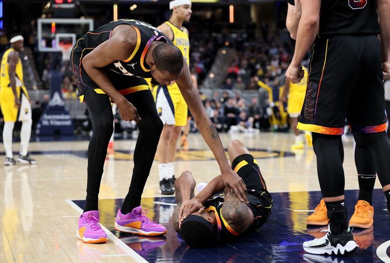 INDIANAPOLIS, INDIANA - JANUARY 26: Kevin Durant #35 of the Phoenix Suns checks on Bradley Beal #3 after Beal was hit in the nose in the second half against the Indiana Pacers at Gainbridge Fieldhouse on January 26, 2024 in Indianapolis, Indiana.    NOTE TO USER: User expressly acknowledges and agrees that, by downloading and or using this photograph, User is consenting to the terms and conditions of the Getty Images License Agreement.  (Photo by Andy Lyons/Getty Images)