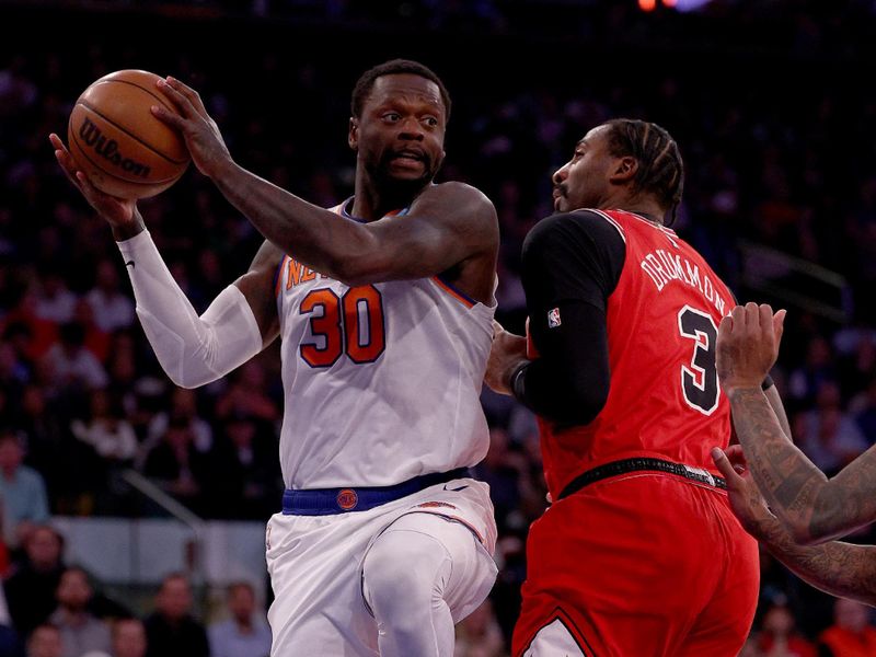 NEW YORK, NEW YORK - JANUARY 03: Julius Randle #30 of the New York Knicks passes as Andre Drummond #3 of the Chicago Bulls defends during the first half at Madison Square Garden on January 03, 2024 in New York City. NOTE TO USER: User expressly acknowledges and agrees that, by downloading and or using this photograph, User is consenting to the terms and conditions of the Getty Images License Agreement. (Photo by Elsa/Getty Images)