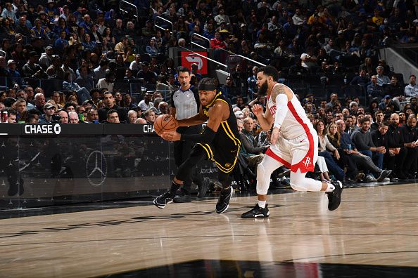 SAN FRANCISCO, CA - NOVEMBER 20: Moses Moody #4 of the Golden State Warriors drives to the basket during the game against the Houston Rockets on November 20, 2023 at Chase Center in San Francisco, California. NOTE TO USER: User expressly acknowledges and agrees that, by downloading and or using this photograph, user is consenting to the terms and conditions of Getty Images License Agreement. Mandatory Copyright Notice: Copyright 2023 NBAE (Photo by Noah Graham/NBAE via Getty Images)