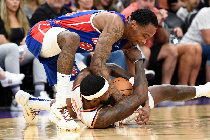 PHOENIX, ARIZONA - OCTOBER 11: Royce O'Neale #00 of the Phoenix Suns and Ronald Holland II #00 fight for a loose ball during the first half of the preseason game at Footprint Center on October 11, 2024 in Phoenix, Arizona.  NOTE TO USER: User expressly acknowledges and agrees that, by downloading and/or using this photograph, user is consenting to the terms and conditions of the Getty Images License Agreement. (Photo by Kelsey Grant/Getty Images)