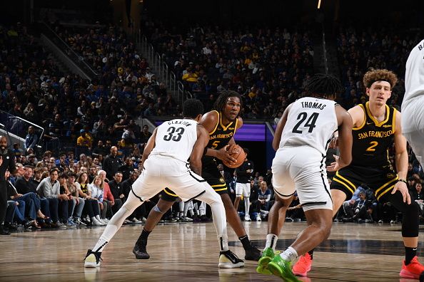 SAN FRANCISCO, CA - DECEMBER 16: Kevon Looney #5 of the Golden State Warriors handles the ball during the game against the Brooklyn Nets on December 16, 2023 at Chase Center in San Francisco, California. NOTE TO USER: User expressly acknowledges and agrees that, by downloading and or using this photograph, user is consenting to the terms and conditions of Getty Images License Agreement. Mandatory Copyright Notice: Copyright 2023 NBAE (Photo by Noah Graham/NBAE via Getty Images)