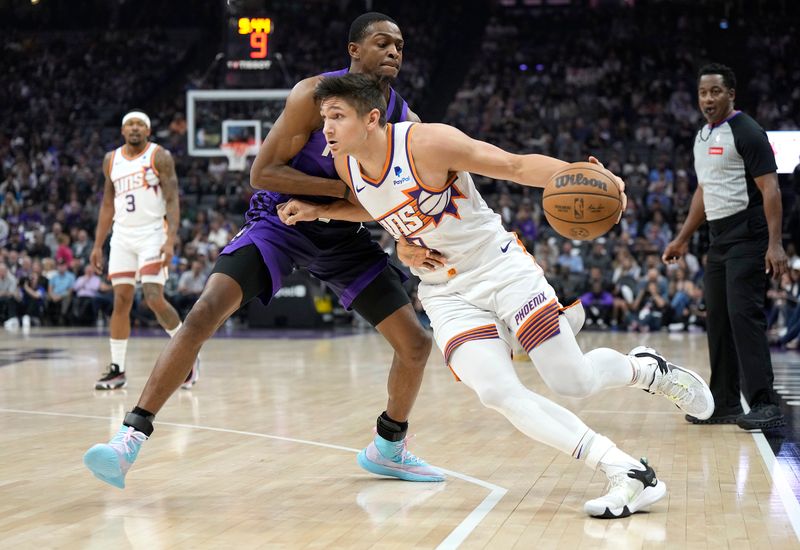 SACRAMENTO, CALIFORNIA - APRIL 12: Grayson Allen #8 of the Phoenix Suns looks to drive to the basket past De'Aaron Fox #5 of the Sacramento Kings during the first half at Golden 1 Center on April 12, 2024 in Sacramento, California. NOTE TO USER: User expressly acknowledges and agrees that, by downloading and or using this photograph, User is consenting to the terms and conditions of the Getty Images License Agreement. (Photo by Thearon W. Henderson/Getty Images)