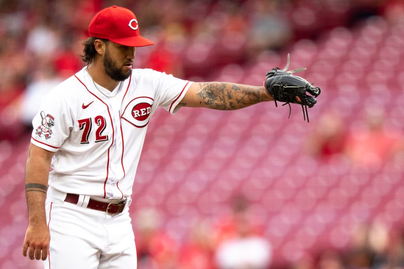 Sep 6, 2023; Cincinnati, Ohio, USA; Cincinnati Reds pitcher Lyon Richardson (72) prepares to pitch in the first inning of the MLB baseball game between the Cincinnati Reds and the Seattle Mariners at Great American Ball Park. Mandatory Credit: Albert Cesare-USA TODAY Sports