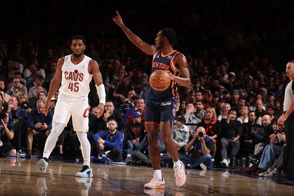 NEW YORK, NY - NOVEMBER 1: Immanuel Quickley #5 of the New York Knicks sets the play during the game against the Cleveland Cavaliers on November 1, 2023 at Madison Square Garden in New York City, New York.  NOTE TO USER: User expressly acknowledges and agrees that, by downloading and or using this photograph, User is consenting to the terms and conditions of the Getty Images License Agreement. Mandatory Copyright Notice: Copyright 2023 NBAE  (Photo by Nathaniel S. Butler/NBAE via Getty Images)