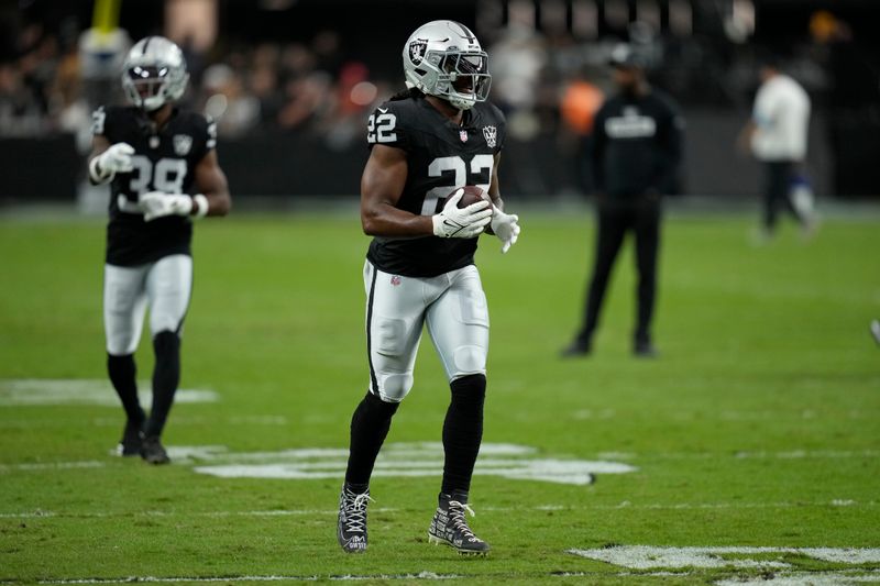 Las Vegas Raiders running back Alexander Mattison warms up before an NFL football game between the Kansas City Chiefs and Las Vegas Raiders Sunday, Oct. 27, 2024, in Las Vegas. (AP Photo/John Locher)