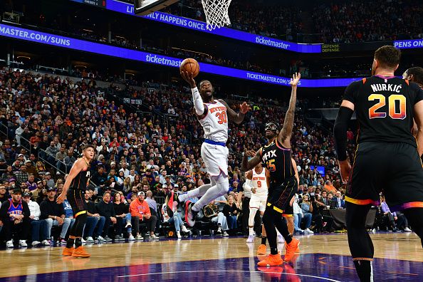 PHOENIX, AZ - DECEMBER 15: Julius Randle #30 of the New York Knicks shoots the ball during the game against the Phoenix Suns on December 15, 2023 at Footprint Center in Phoenix, Arizona. NOTE TO USER: User expressly acknowledges and agrees that, by downloading and or using this photograph, user is consenting to the terms and conditions of the Getty Images License Agreement. Mandatory Copyright Notice: Copyright 2023 NBAE (Photo by Kate Frese/NBAE via Getty Images)