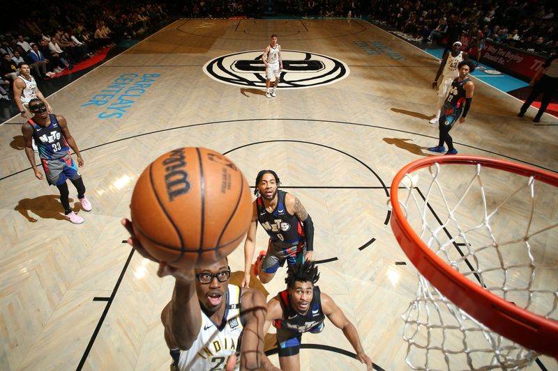 BROOKLYN, NY - APRIL 3: Jalen Smith #25 of the Indiana Pacers drives to the basket during the game against the Brooklyn Nets on April 3, 2024 at Barclays Center in Brooklyn, New York. NOTE TO USER: User expressly acknowledges and agrees that, by downloading and or using this Photograph, user is consenting to the terms and conditions of the Getty Images License Agreement. Mandatory Copyright Notice: Copyright 2024 NBAE (Photo by Nathaniel S. Butler/NBAE via Getty Images)