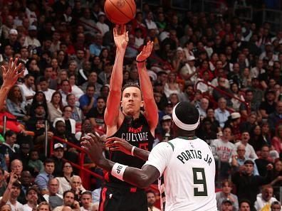 MIAMI, FL - NOVEMBER 28: Duncan Robinson #55 of the Miami Heat shoots a three point basket during the game  during the In-Season Tournament on November 28, 2023 at Kaseya Center in Miami, Florida. NOTE TO USER: User expressly acknowledges and agrees that, by downloading and or using this Photograph, user is consenting to the terms and conditions of the Getty Images License Agreement. Mandatory Copyright Notice: Copyright 2023 NBAE (Photo by Issac Baldizon/NBAE via Getty Images)