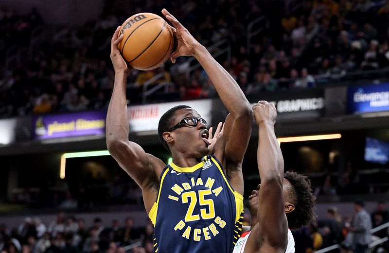 INDIANAPOLIS, INDIANA - FEBRUARY 06: Jalen Smith #25 of the Indiana Pacers shoots the ball in the first half against the Houston Rockets at Gainbridge Fieldhouse on February 06, 2024 in Indianapolis, Indiana.    NOTE TO USER: User expressly acknowledges and agrees that, by downloading and or using this photograph, User is consenting to the terms and conditions of the Getty Images License Agreement.  (Photo by Andy Lyons/Getty Images)