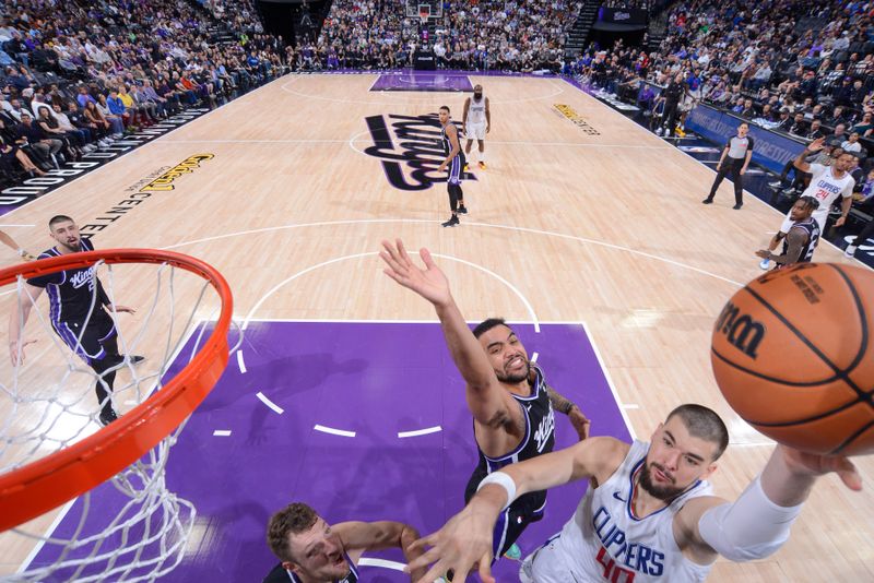 SACRAMENTO, CA - APRIL 2:  Ivica Zubac #40 of the LA Clippers goes to the basket during the game on April 2, 2024 at Golden 1 Center in Sacramento, California. NOTE TO USER: User expressly acknowledges and agrees that, by downloading and or using this Photograph, user is consenting to the terms and conditions of the Getty Images License Agreement. Mandatory Copyright Notice: Copyright 2024 NBAE (Photo by Rocky Widner/NBAE via Getty Images)