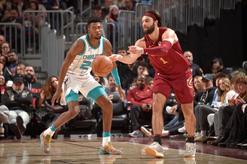 CLEVELAND, OH - JANUARY 5: Max Strus #1 of the Cleveland Cavaliers passes the ball during the game against the Charlotte Hornets on January 5, 2025 at Rocket Mortgage FieldHouse in Cleveland, Ohio. NOTE TO USER: User expressly acknowledges and agrees that, by downloading and/or using this Photograph, user is consenting to the terms and conditions of the Getty Images License Agreement. Mandatory Copyright Notice: Copyright 2025 NBAE (Photo by David Liam Kyle/NBAE via Getty Images)