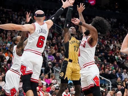 TORONTO, ON - NOVEMBER 24: Dennis Schroder #17 of the Toronto Raptors shoots against DeMar DeRozan #11 (L), Alex Caruso #6 and Coby White #0 (R) of the Chicago Bulls during the first half of the NBA In-Season Tournament game at the Scotiabank Arena on November 24, 2023 in Toronto, Ontario, Canada. NOTE TO USER: User expressly acknowledges and agrees that, by downloading and/or using this Photograph, user is consenting to the terms and conditions of the Getty Images License Agreement. (Photo by Mark Blinch/Getty Images)