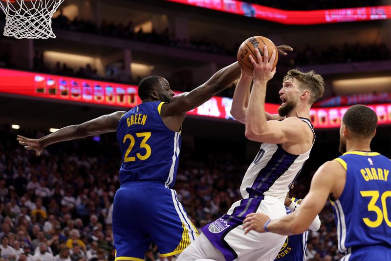 SACRAMENTO, CALIFORNIA - APRIL 16: Domantas Sabonis #10 of the Sacramento Kings goes up for a shot on Draymond Green #23 of the Golden State Warriors in the second half during the Play-In Tournament at Golden 1 Center on April 16, 2024 in Sacramento, California.  NOTE TO USER: User expressly acknowledges and agrees that, by downloading and or using this photograph, User is consenting to the terms and conditions of the Getty Images License Agreement.  (Photo by Ezra Shaw/Getty Images)