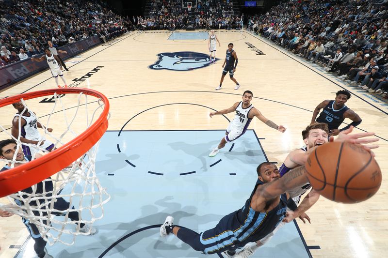 MEMPHIS, TN - JANUARY 29:  Xavier Tillman #2 of the Memphis Grizzlies and Domantas Sabonis #10 of the Sacramento Kings battle for a rebound on January 29, 2024 at FedExForum in Memphis, Tennessee. NOTE TO USER: User expressly acknowledges and agrees that, by downloading and or using this photograph, User is consenting to the terms and conditions of the Getty Images License Agreement. Mandatory Copyright Notice: Copyright 2024 NBAE (Photo by Joe Murphy/NBAE via Getty Images)