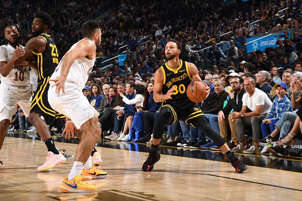 SAN FRANCISCO, CA - NOVEMBER 11: Stephen Curry #30 of the Golden State Warriors handles the ball during the game against the Cleveland Cavaliers on November 11, 2023 at Chase Center in San Francisco, California. NOTE TO USER: User expressly acknowledges and agrees that, by downloading and or using this photograph, user is consenting to the terms and conditions of Getty Images License Agreement. Mandatory Copyright Notice: Copyright 2023 NBAE (Photo by Noah Graham/NBAE via Getty Images)