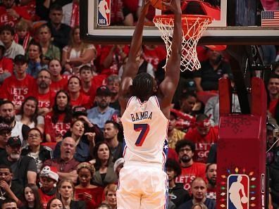 MIAMI, FL - DECEMBER 25:  Mo Bamba #7 of the Philadelphia 76ers goes to the basket during the game on December 25, 2023 at Kaseya Center Arena in Miami, Florida. NOTE TO USER: User expressly acknowledges and agrees that, by downloading and or using this Photograph, user is consenting to the terms and conditions of the Getty Images License Agreement. Mandatory Copyright Notice: Copyright 2023 NBAE (Photo by Issac Baldizon/NBAE via Getty Images)