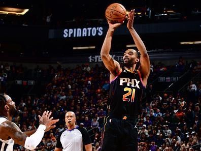 PHOENIX, AZ - DECEMBER 2: Keita Bates-Diop #21 of the Phoenix Suns shoots the ball during the game against the Memphis Grizzlies on December 2, 2023 at Footprint Center in Phoenix, Arizona. NOTE TO USER: User expressly acknowledges and agrees that, by downloading and or using this photograph, user is consenting to the terms and conditions of the Getty Images License Agreement. Mandatory Copyright Notice: Copyright 2023 NBAE (Photo by Barry Gossage/NBAE via Getty Images)