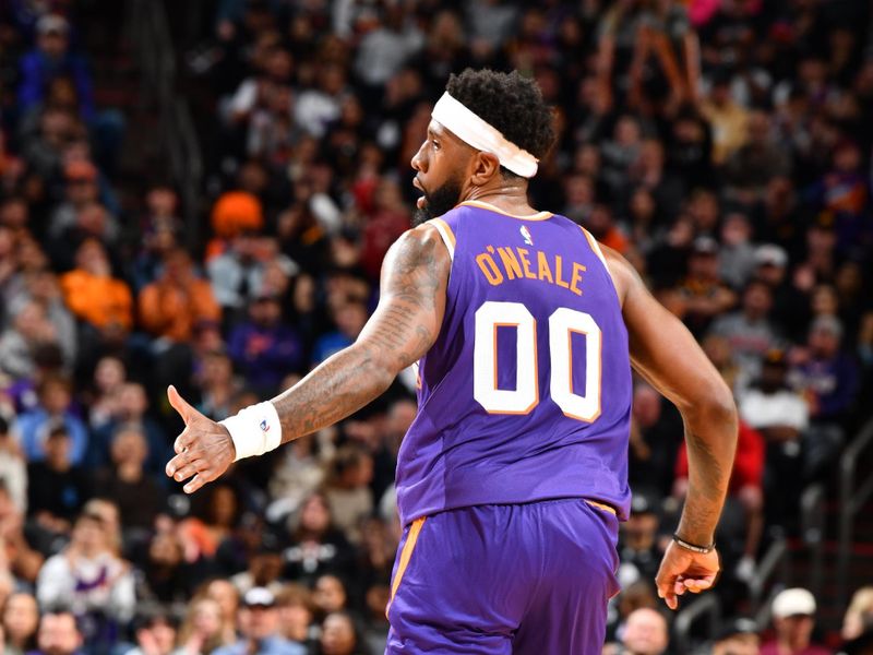 PHOENIX, AZ - FEBRUARY 13: Royce O'Neale #00 of the Phoenix Suns looks on during the game against the Sacramento Kings on February 13, 2024 at Footprint Center in Phoenix, Arizona. NOTE TO USER: User expressly acknowledges and agrees that, by downloading and or using this photograph, user is consenting to the terms and conditions of the Getty Images License Agreement. Mandatory Copyright Notice: Copyright 2024 NBAE (Photo by Barry Gossage/NBAE via Getty Images)