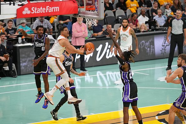 SAN ANTONIO, TX - NOVEMBER 17: Doug McDermott #17 of the San Antonio Spurs shoots the ball during the In-Season Tournament game against the Sacramento Kings on November 17, 2023 at the Frost Bank Center in San Antonio, Texas. NOTE TO USER: User expressly acknowledges and agrees that, by downloading and or using this photograph, user is consenting to the terms and conditions of the Getty Images License Agreement. Mandatory Copyright Notice: Copyright 2023 NBAE (Photos by Darren Carroll/NBAE via Getty Images)