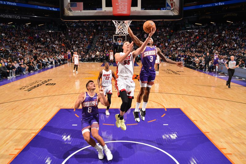 PHOENIX, AZ - NOVEMBER 6: Duncan Robinson #55 of the Miami Heat drives to the basket during the game against the Phoenix Suns on November 6, 2024 at Footprint Center in Phoenix, Arizona. NOTE TO USER: User expressly acknowledges and agrees that, by downloading and or using this photograph, user is consenting to the terms and conditions of the Getty Images License Agreement. Mandatory Copyright Notice: Copyright 2024 NBAE (Photo by Barry Gossage/NBAE via Getty Images)