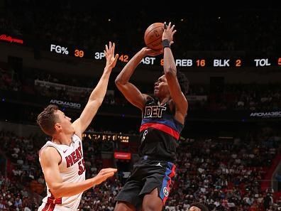 MIAMI, FL - OCTOBER 25: Ausar Thompson #9 of the Detroit Pistons shoots the ball during the game against the Miami Heat on October 25, 2023 at Kaseya Center in Miami, Florida. NOTE TO USER: User expressly acknowledges and agrees that, by downloading and or using this Photograph, user is consenting to the terms and conditions of the Getty Images License Agreement. Mandatory Copyright Notice: Copyright 2023 NBAE (Photo by Issac Baldizon/NBAE via Getty Images)