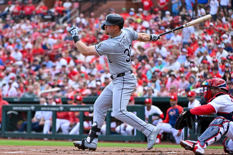 May 4, 2024; St. Louis, Missouri, USA;  Chicago White Sox right fielder Gavin Sheets (32) hits a one run double against the St. Louis Cardinals during the first inning at Busch Stadium. Mandatory Credit: Jeff Curry-USA TODAY Sports