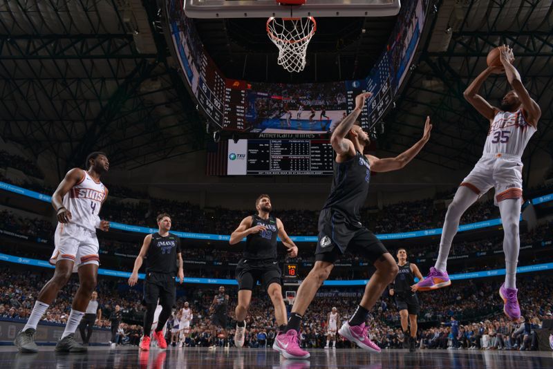 DALLAS, TX - JANUARY 24: Kevin Durant #35 of the Phoenix Suns shoots the ball during the game against the Dallas Mavericks on January 24, 2024 at the American Airlines Center in Dallas, Texas. NOTE TO USER: User expressly acknowledges and agrees that, by downloading and or using this photograph, User is consenting to the terms and conditions of the Getty Images License Agreement. Mandatory Copyright Notice: Copyright 2024 NBAE (Photo by Glenn James/NBAE via Getty Images)