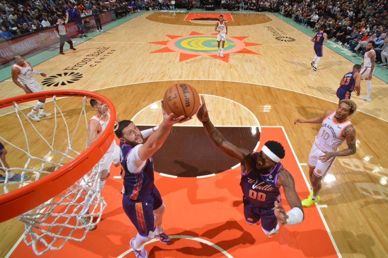 SAN ANTONIO, TX - MARCH 25: Jusuf Nurkic #20 of the Phoenix Suns rebounds the ball during the game against the San Antonio Spurs on March 25, 2024 at the AT&T Center in San Antonio, Texas. NOTE TO USER: User expressly acknowledges and agrees that, by downloading and or using this photograph, user is consenting to the terms and conditions of the Getty Images License Agreement. Mandatory Copyright Notice: Copyright 2024 NBAE (Photos by Jesse D. Garrabrant/NBAE via Getty Images)