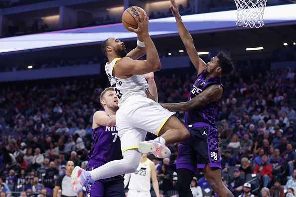 SACRAMENTO, CALIFORNIA - DECEMBER 16: Talen Horton-Tucker #5 of the Utah Jazz goes to the basket against Malik Monk #0 and Sasha Vezenkov #7 of the Sacramento Kings in the second quarter at Golden 1 Center on December 16, 2023 in Sacramento, California. NOTE TO USER: User expressly acknowledges and agrees that, by downloading and or using this photograph, User is consenting to the terms and conditions of the Getty Images License Agreement. (Photo by Lachlan Cunningham/Getty Images)