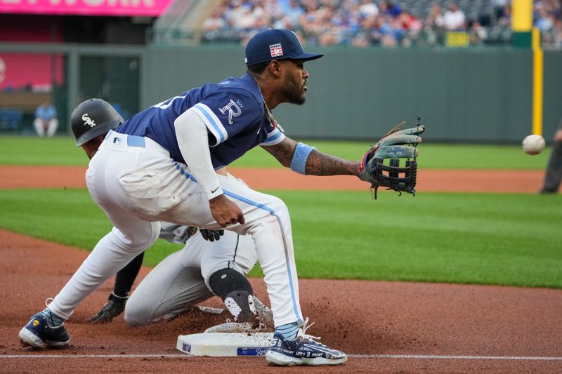 Jul 19, 2024; Kansas City, Missouri, USA; Kansas City Royals third base Maikel Garcia (11) can’t make a play as Chicago White Sox right fielder Tommy Pham (28) steals third base in the first inning at Kauffman Stadium. Mandatory Credit: Denny Medley-USA TODAY Sports