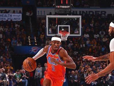 OKLAHOMA CITY, OK - DECEMBER 23: Shai Gilgeous-Alexander #2 of the Oklahoma City Thunder drives to the basket during the game against the Los Angeles Lakers on December 23, 2023 at Paycom Arena in Oklahoma City, Oklahoma. NOTE TO USER: User expressly acknowledges and agrees that, by downloading and or using this photograph, User is consenting to the terms and conditions of the Getty Images License Agreement. Mandatory Copyright Notice: Copyright 2023 NBAE (Photo by Zach Beeker/NBAE via Getty Images)