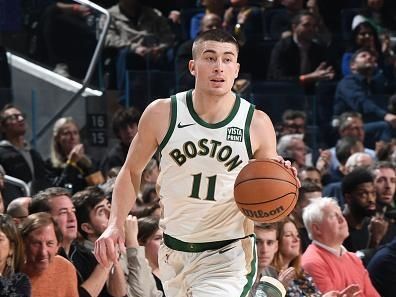 SAN FRANCISCO, CA - DECEMBER 19:  Payton Pritchard #11 of the Boston Celtics handles the ball during the game against the Golden State Warriors on December 19, 2023 at Chase Center in San Francisco, California. NOTE TO USER: User expressly acknowledges and agrees that, by downloading and or using this photograph, user is consenting to the terms and conditions of Getty Images License Agreement. Mandatory Copyright Notice: Copyright 2023 NBAE (Photo by Noah Graham/NBAE via Getty Images)