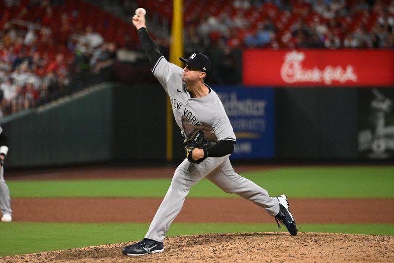 Jul 1, 2023; St. Louis, Missouri, USA; New York Yankees relief pitcher Clay Holmes (35) pitches against the St. Louis Cardinals in the ninth inning in game two of a double header at Busch Stadium. Mandatory Credit: Joe Puetz-USA TODAY Sports