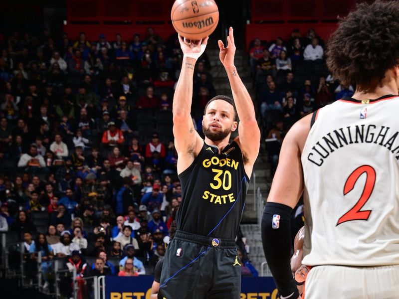 DETROIT, MI - JANUARY 9: Stephen Curry #30 of the Golden State Warriors shoots the ball during the game against the Detroit Pistons on January 9, 2025 at Little Caesars Arena in Detroit, Michigan. NOTE TO USER: User expressly acknowledges and agrees that, by downloading and/or using this photograph, User is consenting to the terms and conditions of the Getty Images License Agreement. Mandatory Copyright Notice: Copyright 2025 NBAE (Photo by Chris Schwegler/NBAE via Getty Images)