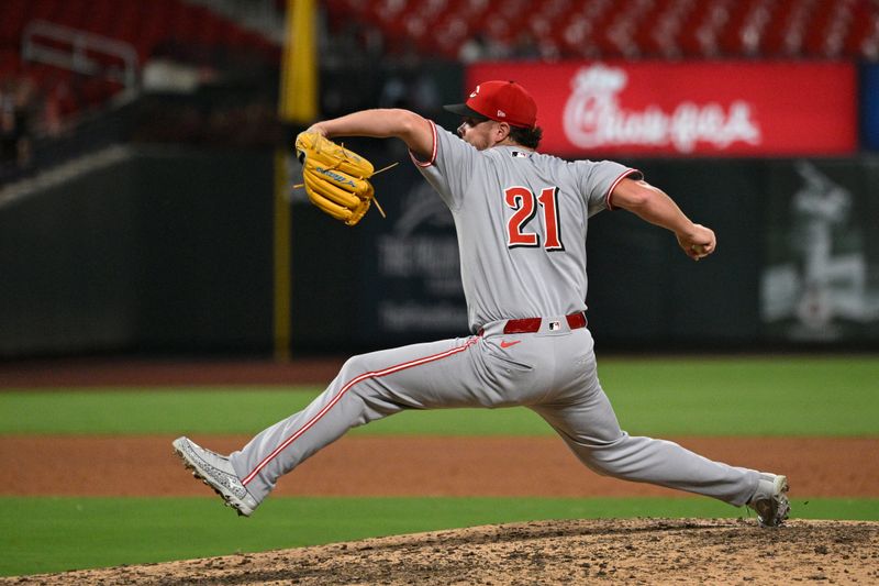 Sep 15, 2025; St. Louis, Missouri, USA; Cincinnati Reds relief pitcher Emilio Pagan (21) pitches against the St. Louis Cardinals in the ninth inning at Busch Stadium. Mandatory Credit: Joe Puetz-Imagn Images