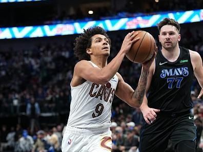 DALLAS, TX - DECEMBER 27: Craig Porter #9 of the Cleveland Cavaliers drives to the basket during the game against the Dallas Mavericks on December 27, 2023 at the American Airlines Center in Dallas, Texas. NOTE TO USER: User expressly acknowledges and agrees that, by downloading and or using this photograph, User is consenting to the terms and conditions of the Getty Images License Agreement. Mandatory Copyright Notice: Copyright 2023 NBAE (Photo by Glenn James/NBAE via Getty Images)