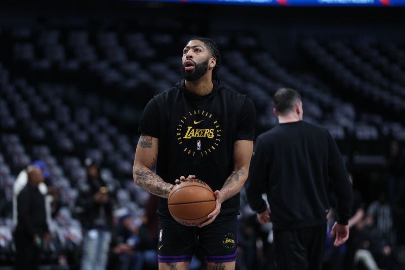 DALLAS, TX - JANUARY 7: Anthony Davis #3 of the Los Angeles Lakers warms up before the game against the Dallas Mavericks on January 7, 2025 at American Airlines Center in Dallas, Texas. NOTE TO USER: User expressly acknowledges and agrees that, by downloading and or using this photograph, User is consenting to the terms and conditions of the Getty Images License Agreement. Mandatory Copyright Notice: Copyright 2025 NBAE (Photo by Tim Heitman/NBAE via Getty Images)