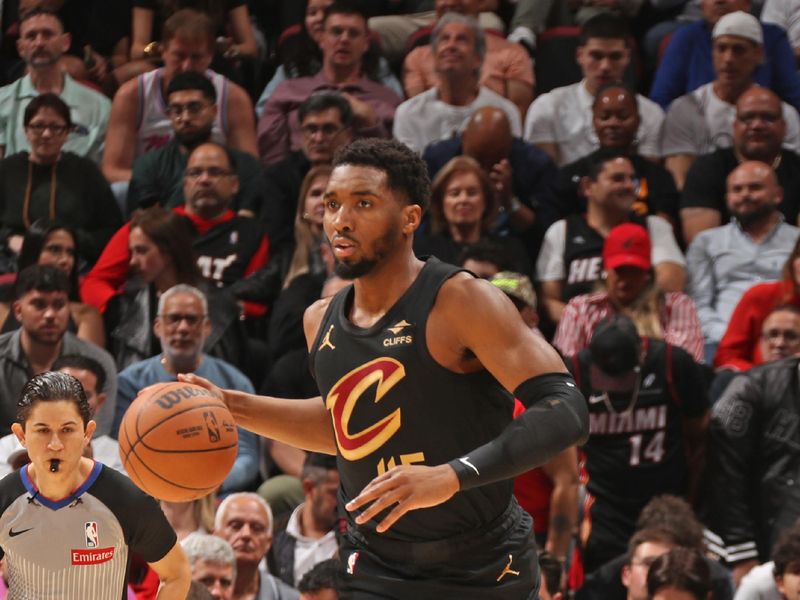 MIAMI, FL - JANUARY 29: Donovan Mitchell #45 of the Cleveland Cavaliers handles the ball during the game against the Miami Heat on January 29, 2025 at Kaseya Center in Miami, Florida. NOTE TO USER: User expressly acknowledges and agrees that, by downloading and or using this Photograph, user is consenting to the terms and conditions of the Getty Images License Agreement. Mandatory Copyright Notice: Copyright 2025 NBAE (Photo by Issac Baldizon/NBAE via Getty Images)