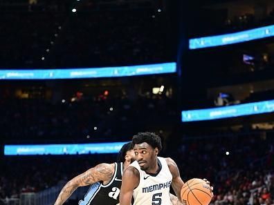 ATLANTA, GA - DECEMBER 23: Vince Williams Jr. #5 of the Memphis Grizzlies drives to the basket during the game against the Atlanta Hawks on December 23, 2023 at State Farm Arena in Atlanta, Georgia.  NOTE TO USER: User expressly acknowledges and agrees that, by downloading and/or using this Photograph, user is consenting to the terms and conditions of the Getty Images License Agreement. Mandatory Copyright Notice: Copyright 2023 NBAE (Photo by Adam Hagy/NBAE via Getty Images)