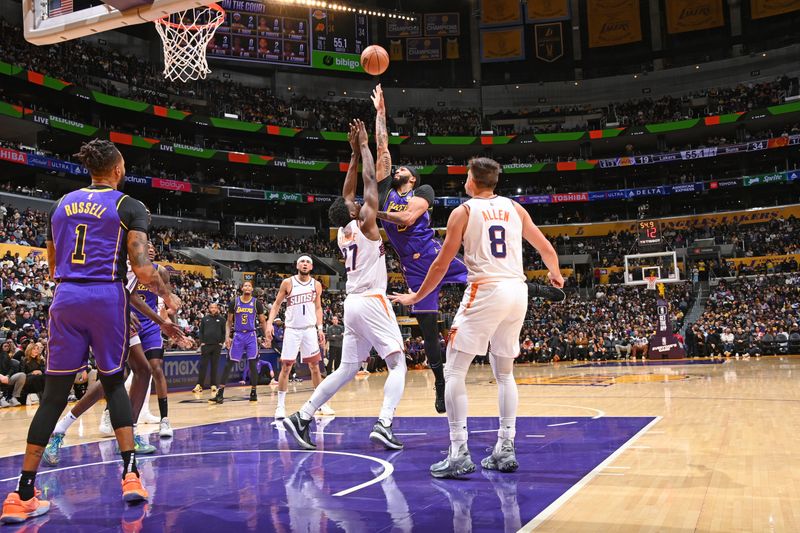 LOS ANGELES, CA - JANUARY 11: Anthony Davis #3 of the Los Angeles Lakers shoots the ball during the game against the Phoenix Suns on January 11, 2024 at Crypto.Com Arena in Los Angeles, California. NOTE TO USER: User expressly acknowledges and agrees that, by downloading and/or using this Photograph, user is consenting to the terms and conditions of the Getty Images License Agreement. Mandatory Copyright Notice: Copyright 2024 NBAE (Photo by Andrew D. Bernstein/NBAE via Getty Images)