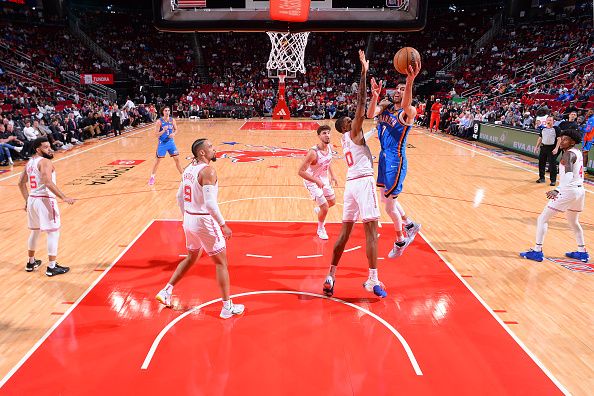 HOUSTON, TX - DECEMBER 6:   Chet Holmgren #7 of the Oklahoma City Thunder drives to the basket during the game against the Houston Rockets on December 6, 2023 at the Toyota Center in Houston, Texas. NOTE TO USER: User expressly acknowledges and agrees that, by downloading and or using this photograph, User is consenting to the terms and conditions of the Getty Images License Agreement. Mandatory Copyright Notice: Copyright 2023 NBAE (Photo by Michael Gonzales/NBAE via Getty Images)