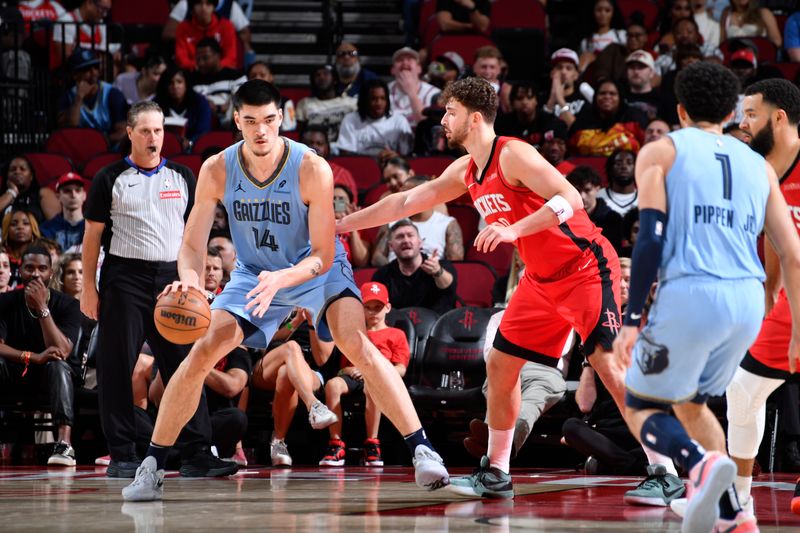 HOUSTON, TX - OCTOBER 25: Zach Edey #14 of the Memphis Grizzlies dribbles the ball during the game against the Houston Rockets on October 25, 2024 at the Toyota Center in Houston, Texas. NOTE TO USER: User expressly acknowledges and agrees that, by downloading and or using this photograph, User is consenting to the terms and conditions of the Getty Images License Agreement. Mandatory Copyright Notice: Copyright 2024 NBAE (Photo by Logan Riely/NBAE via Getty Images)