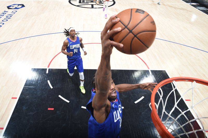 LOS ANGELES, CA - JANUARY 8: Kawhi Leonard #2 of the LA Clippers dunks the ball during the game against the Phoenix Suns on January 8, 2024 at Crypto.Com Arena in Los Angeles, California. NOTE TO USER: User expressly acknowledges and agrees that, by downloading and/or using this Photograph, user is consenting to the terms and conditions of the Getty Images License Agreement. Mandatory Copyright Notice: Copyright 2024 NBAE (Photo by Andrew D. Bernstein/NBAE via Getty Images)